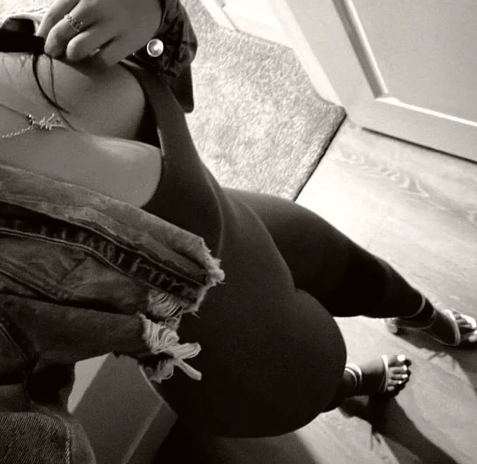 Amela, 25