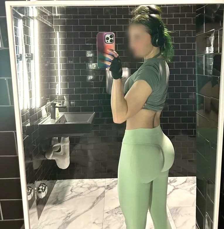 Pia, 24