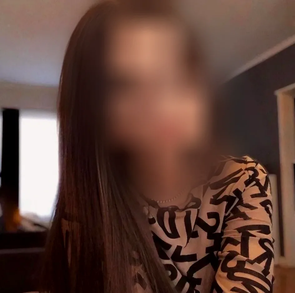 Sanela, 21